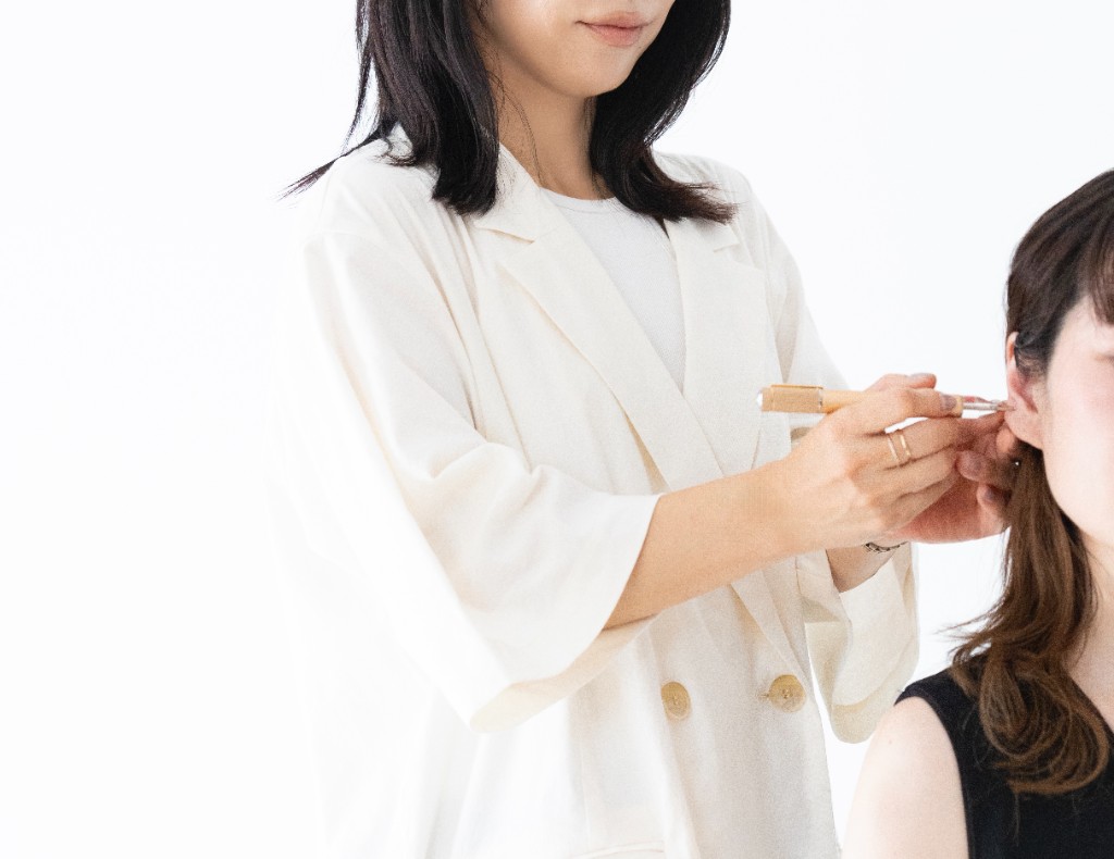 耳つぼセラピスト養成講座 実技指導の様子